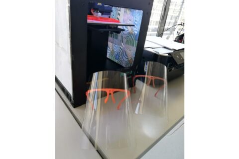 Biblioteka su 3D spausdintuvu gelbėja Utenos medikams