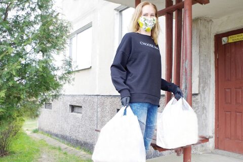 Globojamų senolių šypsenos slepiasi po kaukėmis