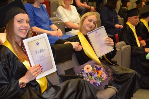 Virtualiai studijas baigusiems absolventams įteikti diplomai