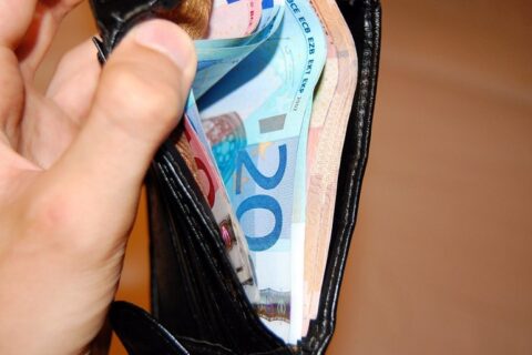 Fermos darbuotojams į „vokelius“ galimai įdėjo nuo 20 iki 500 eurų