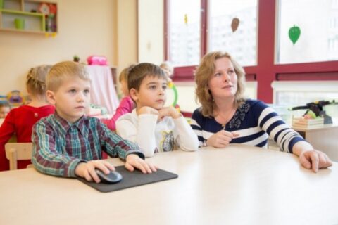 Kiekvienam pedagogui – po 100 eurų poilsiui