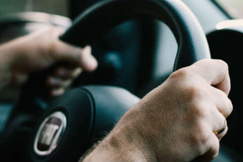 Girti vairuotojai su automobiliais šėliojo ir keliuose, ir miesto gatvėse