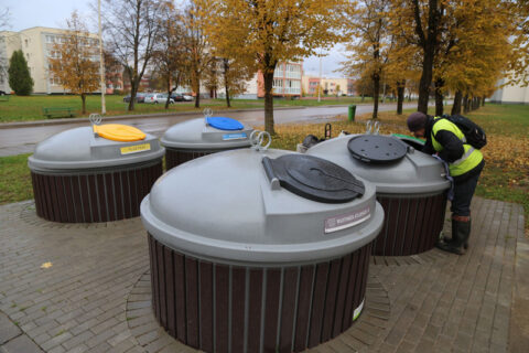 Skolose įklimpusi „Kompata“ pamažu ropščiasi iš duobės