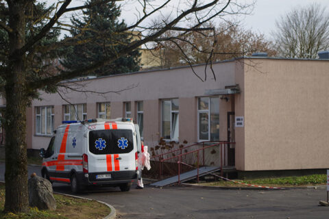 Neprašytas svečias braunasi į ligonines, šeimas, įstaigas