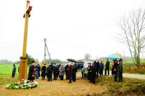 Kaimas kryžkelėje su nugyventų ir esamų gyvenimų kryžiais