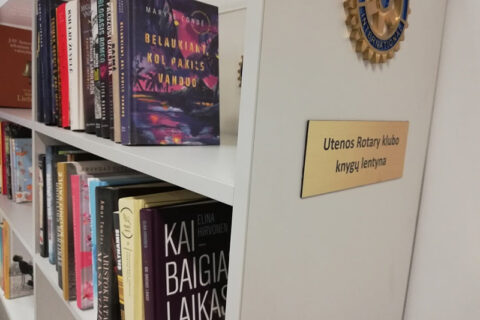 „Rotary“ klubas pildo dovanomis bibliotekos lentynas