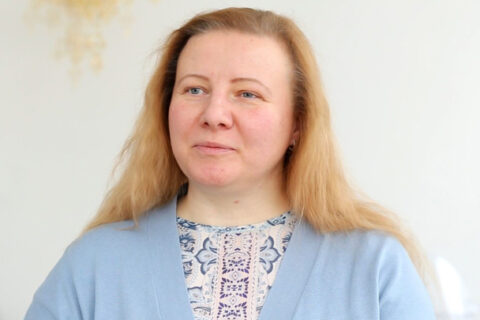 Šiaudinių sodų rišėja iš vaikystės mena šiaudo blizgesį