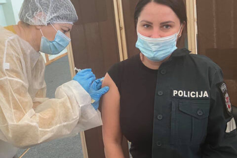 „AstraZeneca“ vakcina Utenoje paskiepyti policijos pareigūnai