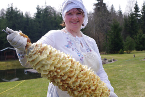 Į šakočių kepimą pasinėrusi uteniškė tęsia lietuviškas tradicijas