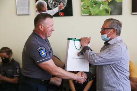 Darbe – policininkai, namuose – menininkai