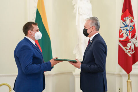 Tėvo dienos išvakarėse Prezidentas apdovanojo tėvus ir globėjus