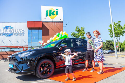 Pirmąjį „Iki“ žaidimo visureigį „Toyota RAV4 Hybrid“ laimėjo vaikų darželio auklėtoja iš Klaipėdos