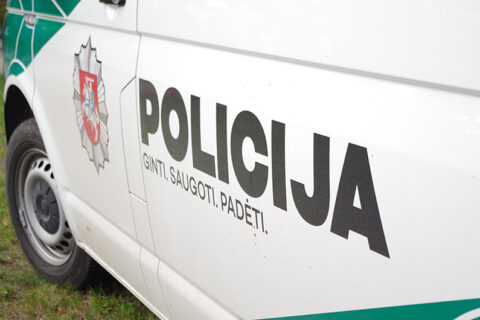 Kraupi nelaimė Nemeikščiuose: žuvo į plastiko smulkintuvą įtrauktas vyras (papildyta)