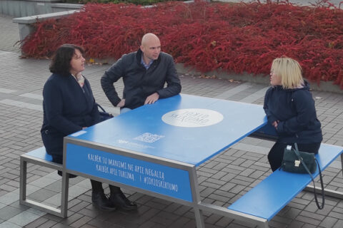 Į Uteną atkeliavęs „Jokio skirtumo“ suolelis ragina diskutuoti apie augantį turizmą