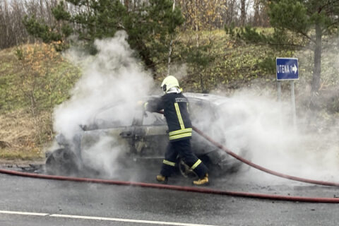 Aplinkkelyje sudegė lengvasis automobilis