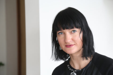 Savo kuriamiems papuošalams Alisa stiklo žemėje suteikia mistinių galių