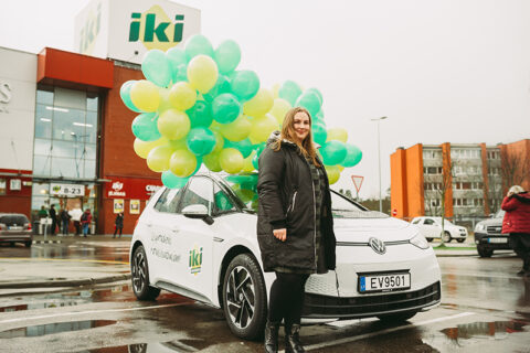 Pirmajai „Iki“ gimtadienio žaidimo laimėtojai įteikti elektromobilio rakteliai