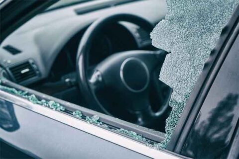 Išdaužė dviem moterims priklausančių automobilių langus