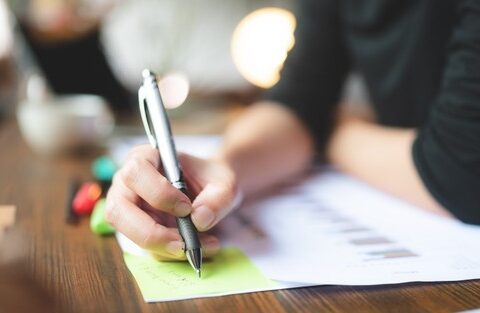 Už dokumentų klastojimą ir kyšininkavimą uteniškei teks atsakyti