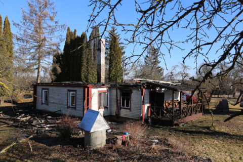 Bikuškyje supleškėjo medinis namas