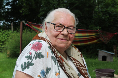 Miško kapai, špyga prieš ginklą, moterimis persirengę vyrai ir ar skanus rūgpienis su cukrumi