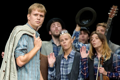 Keistuolių teatras ir šmaikštusis „Raulas keliauninkas“ atvyksta į Uteną!