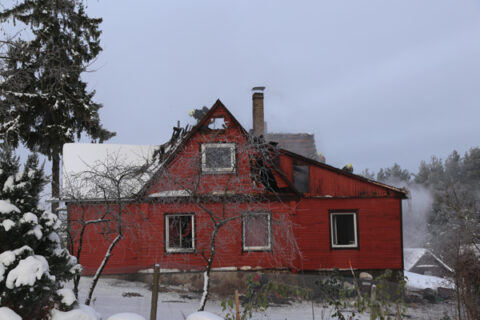 Utenoje liepsnojo namas