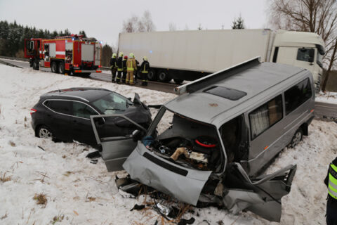 Prie Utenos susidūrė du automobiliai: nukentėjusieji išgabenti į gydymo įstaigą