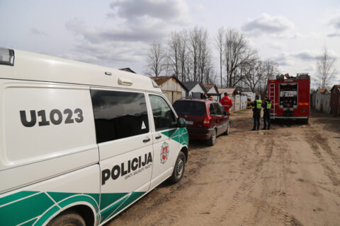 Garaže rastas degančio žmogaus kūnas
