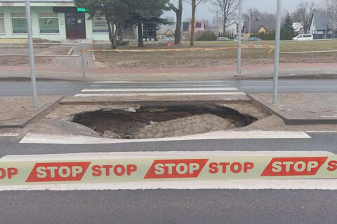 Vidury pėsčiųjų perėjos atsivėrė didžiulė įgriuva