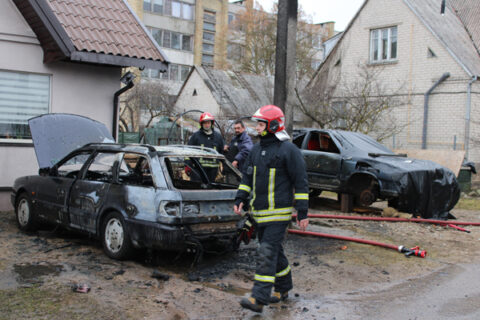 Utenoje sudegė automobilis, neišvengta ir kitų nuostolių