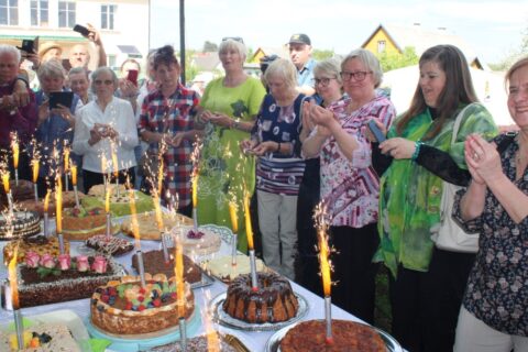 Tauragniškiai jubiliejų įprasmino iškepdami 20 pyragų