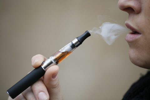 Elektroninių cigarečių prekyba nepasiteisino – jaunuolis aiškinsis teisme dėl galimai neteisėtos veiklos ir akcizų nemokėjimo