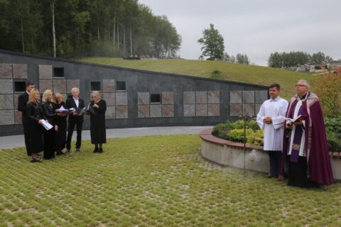 Pašventintas ir atidarytas naujasis kolumbariumas pasirengęs priglausti uteniškių pelenus