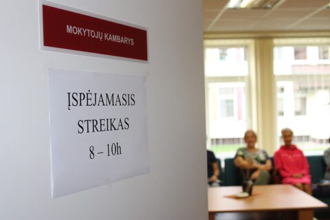 Penktadienio rytas mokyklose prasidėjo ne pamokomis, o streiku