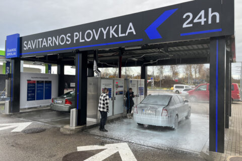 „Švaros broliai“ atidaro naują savitarnos plovyklą Utenoje ir dovanoja nemokamą automobilio plovimą