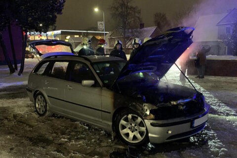 Utenoje degė automobilis