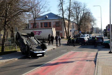Avarija Utenoje: automobilis virto ant stogo