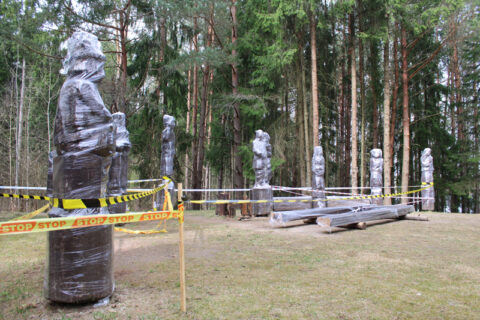 Atnaujinamos Vestuvių kalno skulptūros