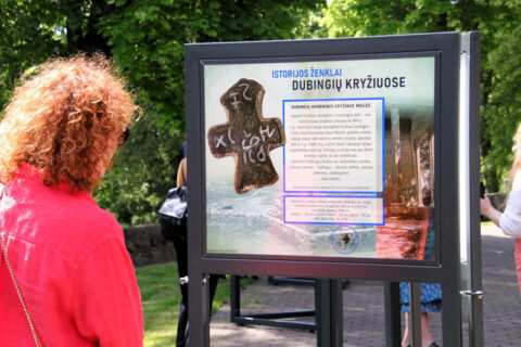 Dubingiuose atidarytoje parodoje „Istorijos ženklai Dubingių kryžiuose“ – unikalus, daug mįslių keliantis eksponatas