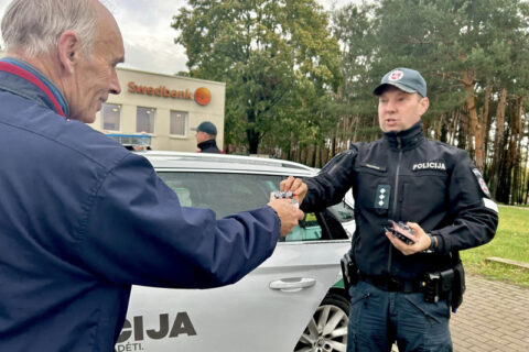Policijos pareigūnai dalins švilpukus