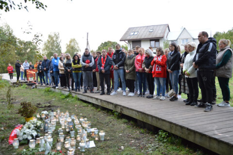 Pagerbti žuvusio jaunuolio į nelaimės vietą atvyko ir jo artimieji