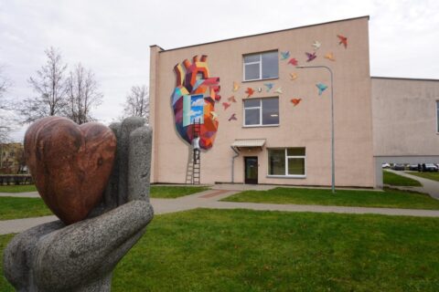 Gatvės menininko rankoje – Utenos herojaus širdis