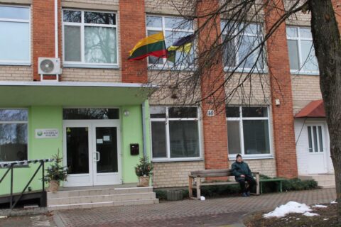 Senatvės vargų prispausti užuovėją randa globos namuose
