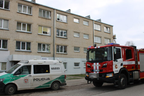 Prie daugiabučio namo sulėkė visų spec. tarnybų automobiliai