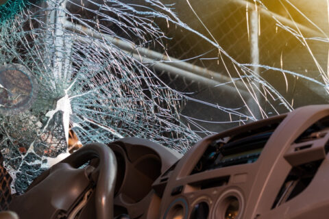 Ką daryti smarkiai įskilus automobilio stiklui?