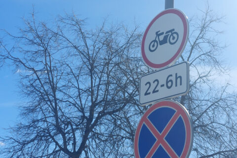 Motorolerių keliamą triukšmą mieste pažabos kelio ženklai