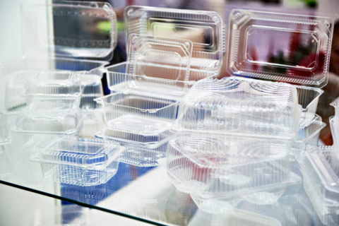 Nebegalės nemokamai dalinti plastikinių maisto ir gėrimų pakuočių