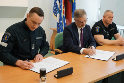 Kaimyninis rajonas pareigūnus vilios pinigais: žada skirti dešimttūkstantinę sumą