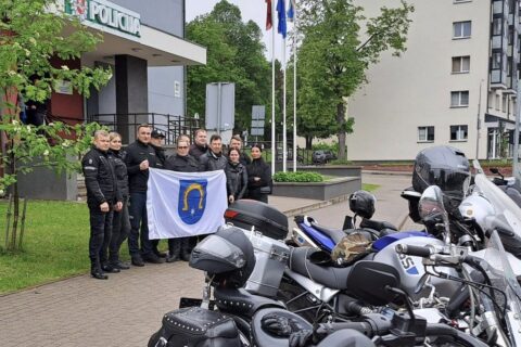 Ant plieninių žirgų sėdo policijos pareigūnai